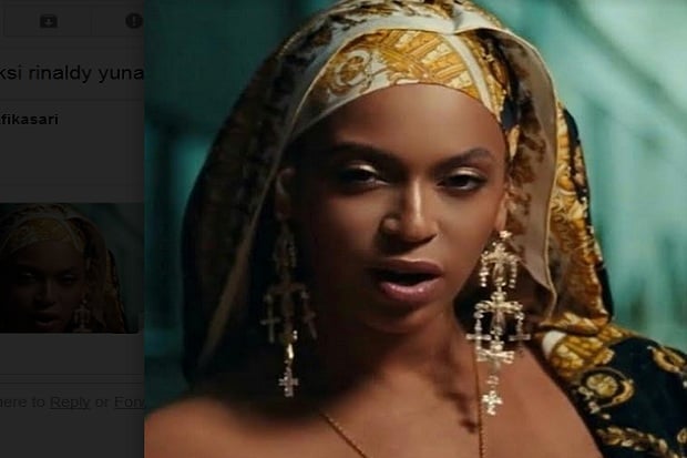 Beyonce Pakai Anting...