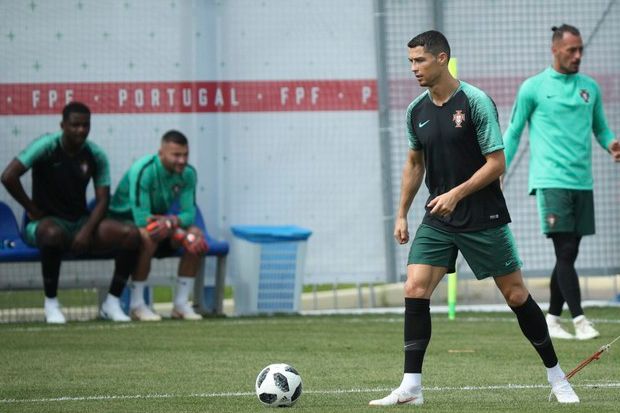 Lawan Iran, Pelatih...