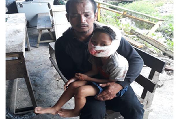Ayah dan Ibunya Dibantai,...