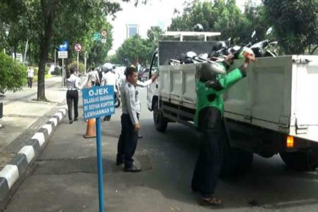 Mangkal di Balai Kota,...