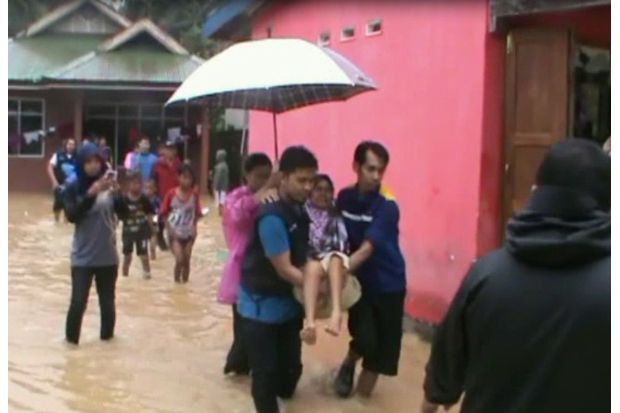 Ratusan Rumah di Bantaran...