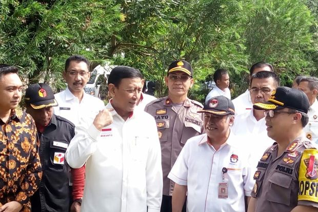 Tinjau Dua TPS, Wiranto...
