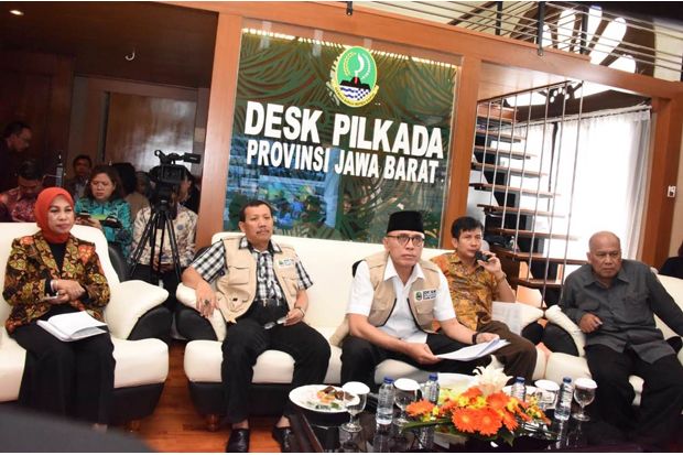 Iwan Bule Imbau Warga...