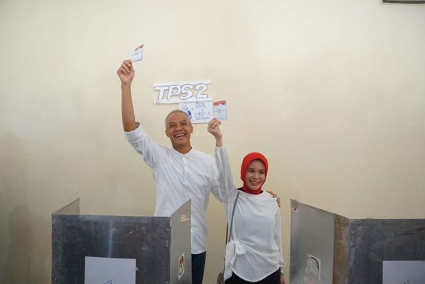 Berkemeja Putih, Ganjar...