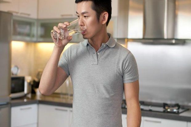 Minum Sambil Berdiri...
