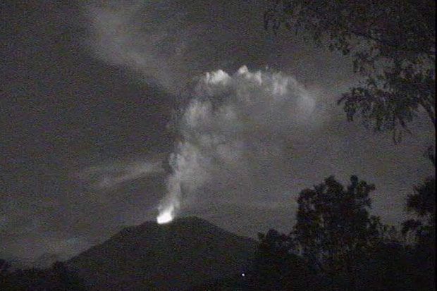 Gunung Agung Semburkan...
