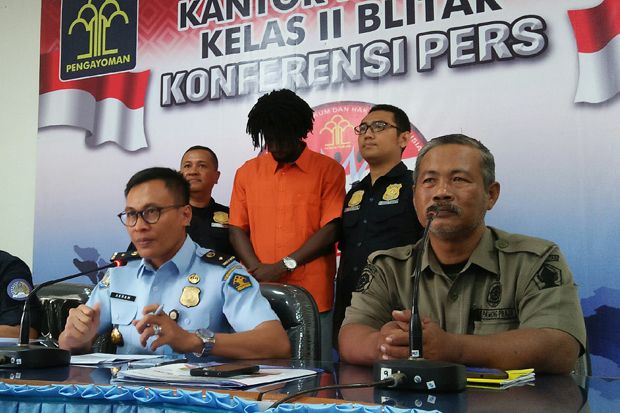 Palsukan Paspor, Pesepak...