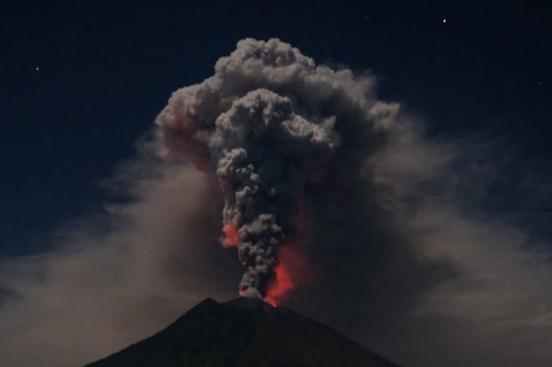 Gunung Agung Terus Aktif,...