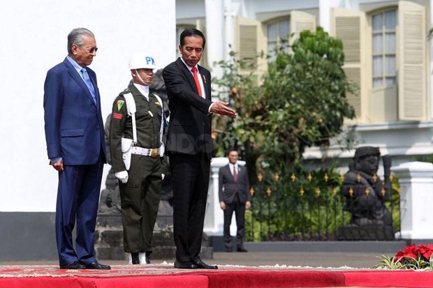 Jokowi-Mahathir Berbagi...