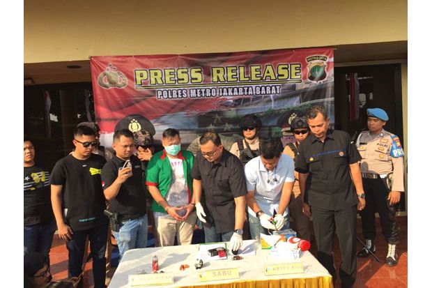 Polisi Kantongi Identitas...