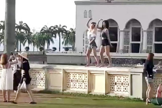 Goyang Seksi di Depan...
