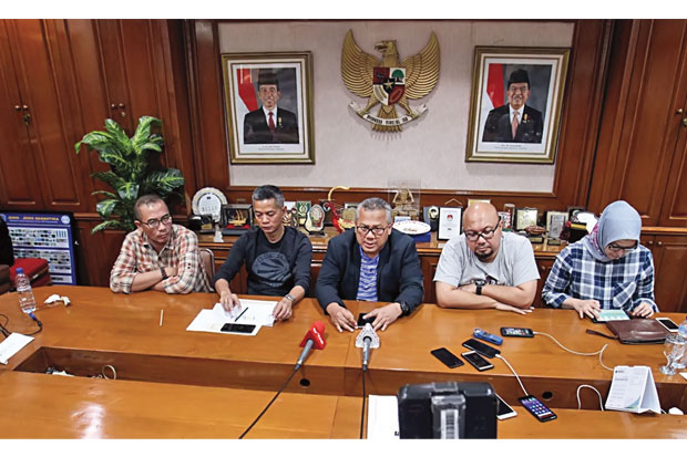 Koruptor Resmi Dilarang...