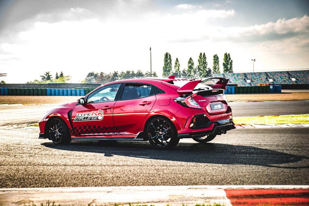 Matt Neal Torehkan Kecepatan...