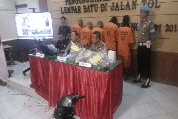 Lima Pelempar Batu di...