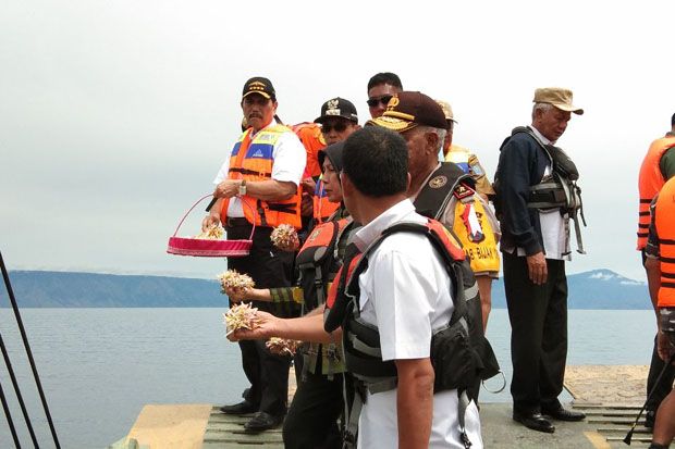 Menko Luhut Tabur Bunga...
