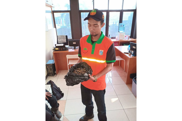 Ratusan Peluru Berkarat...
