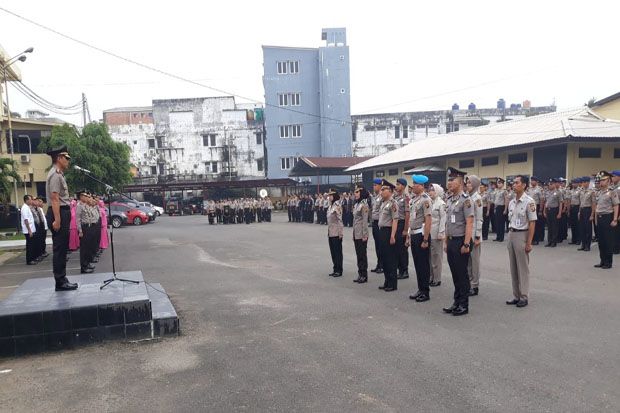 Ratusan Polisi Naik...
