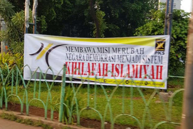Polisi Buru Pemasang...