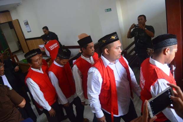 Enam Pengeroyok Orang...