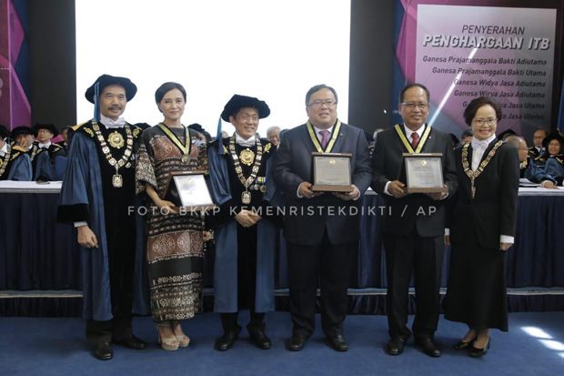 Dua Menteri Termasuk...
