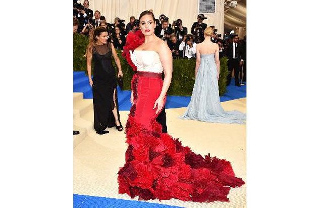 Ashley Graham Tampil...