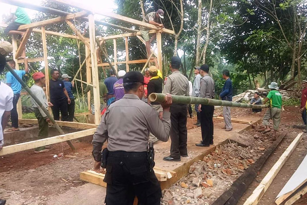 Menderita Sakit Lumpuh,...