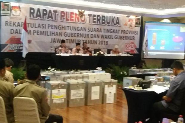 KPU Jatim Tetapkan Khofifah-Emil...