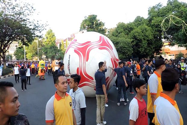 Bola Raksasa Diarak...