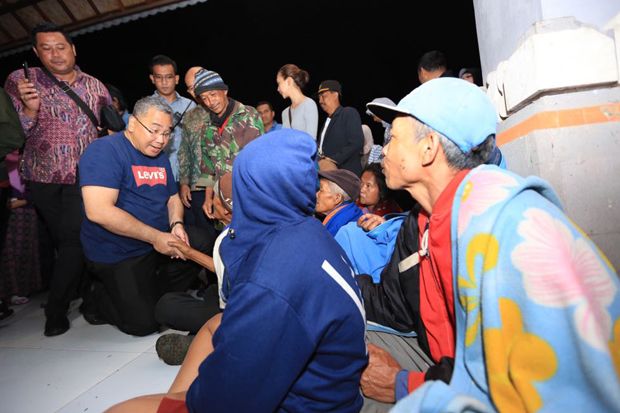 Kunjungi Pengungsi Gunung...