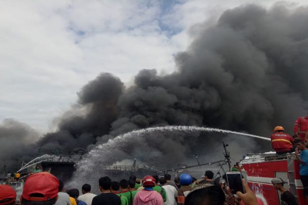 Puluhan Kapal Terbakar,...
