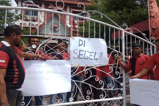 Kader Kecewa, Kantor...