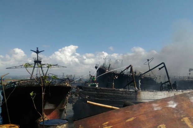 40 Kapal Terbakar di...