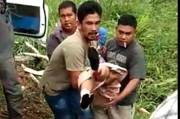 Dua Angkutan Umum Tabrakan,...