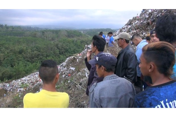Cari Korban Longsor...