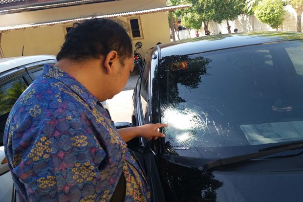 Lempar Kaca Mobil dengan...