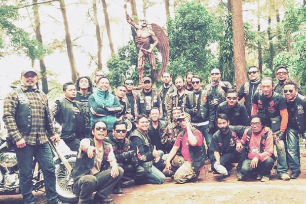 Bangun Monumen, Bikers...