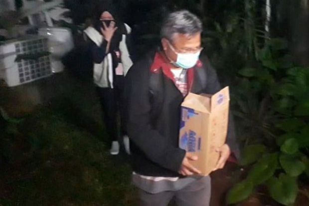 Penyidik Bawa Koper...