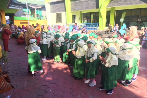 Hari Pertama Masuk Sekolah,...