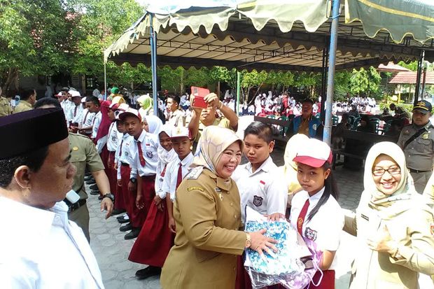 Bupati Kobar Serahkan...