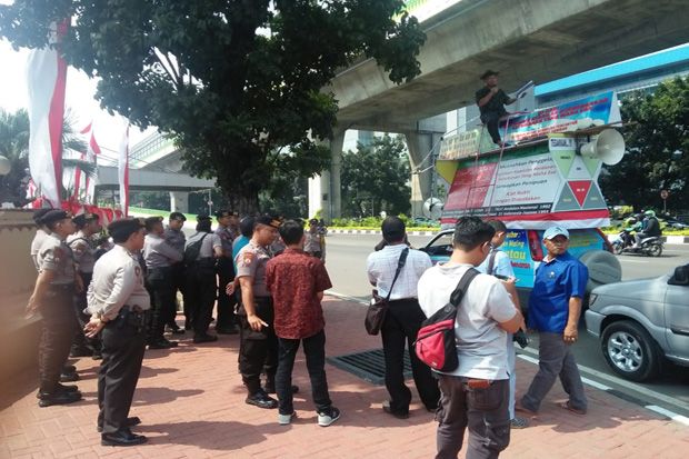 Tuntut Keadilan, Warga...