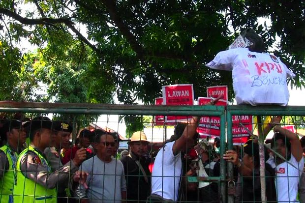 Puluhan Orang Demo Tolak...