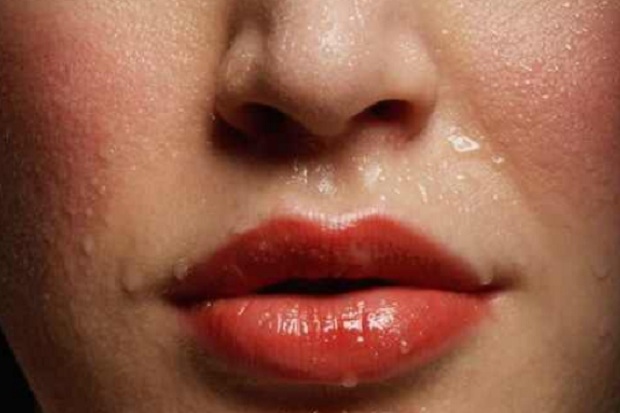 4 Alat Make Up untuk...