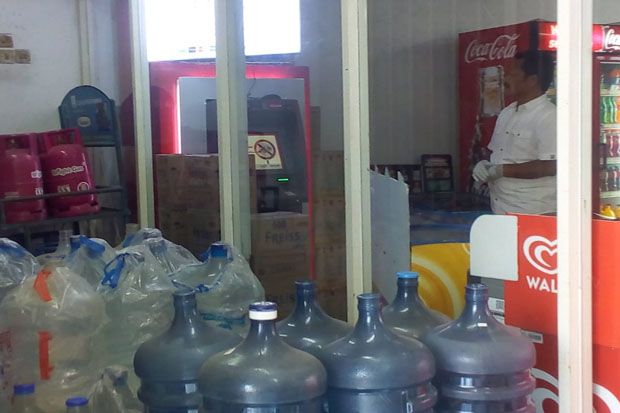 Jebol Atap Minimarket,...