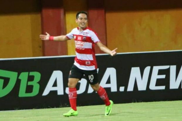 Pecundangi Perseru,...