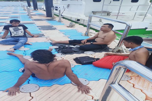 Dihantam Ombak, Perahu...