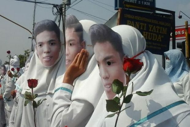 Pakai Topeng Zohri,...