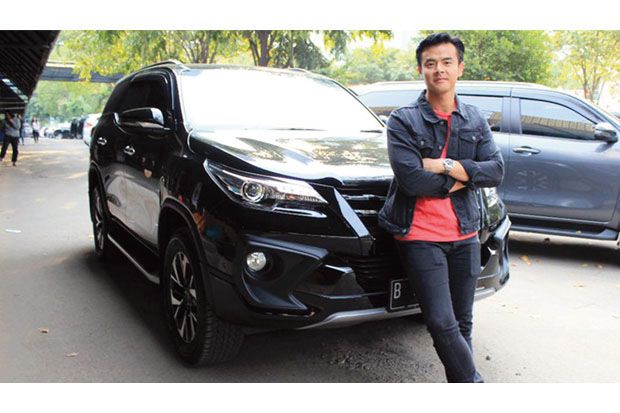 Cinta Dion Wiyoko pada...