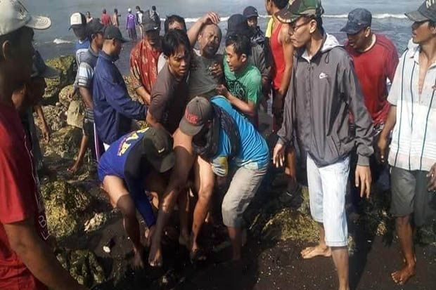 Kapal Dihantam Ombak,...