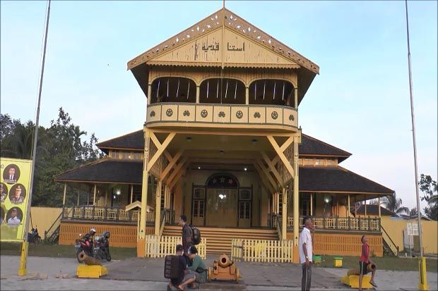 Istana Kadriyah, Saksi...