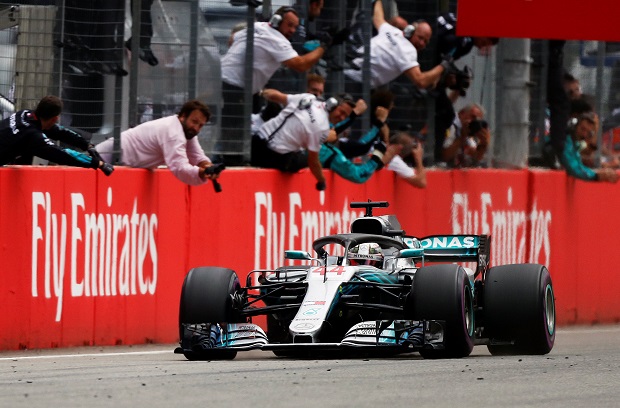 Vettel Tabrak Dinding...
